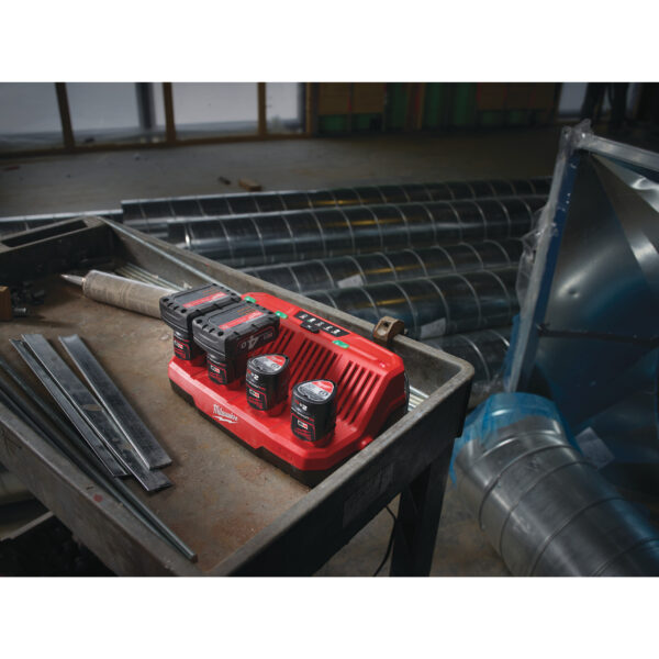 Milwaukee M12C4   Multi-Ladegerät – Bild 6