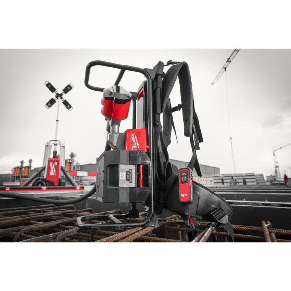 Milwaukee MXFCVBP-0 Akku-Rucksack-Betonverdich – Bild 7