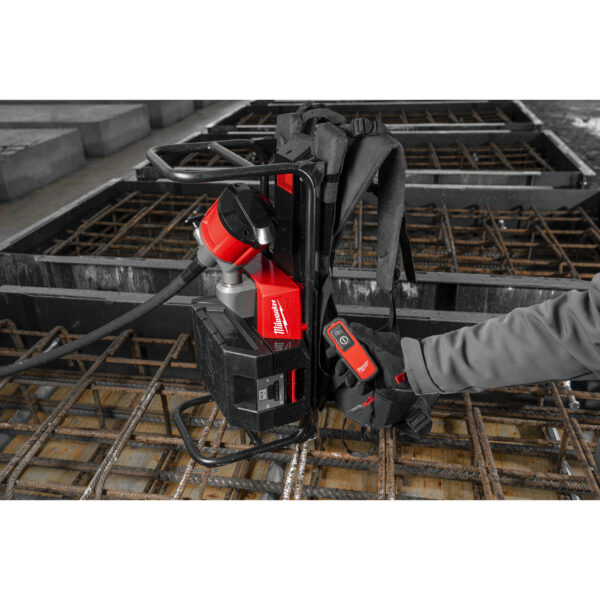 Milwaukee MXFCVBP-0 Akku-Rucksack-Betonverdich – Bild 6