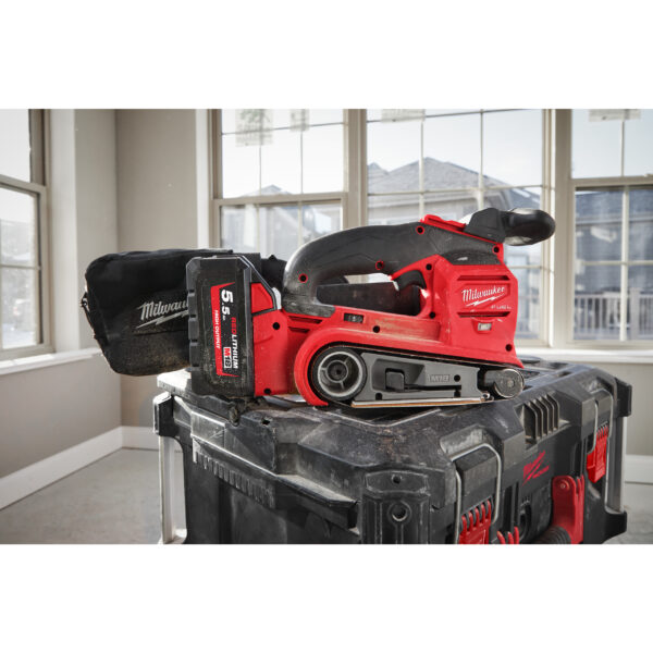 Milwaukee M18FBTS75-552X Akku-Bandschleifer – Bild 5