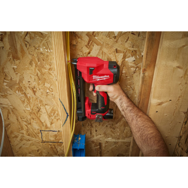 Milwaukee M12BCST-0 Akku-Kabeltacker – Bild 6