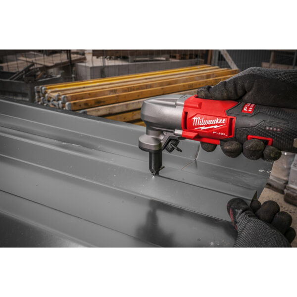 Milwaukee M12FNB16-402X Akku-Knabber – Bild 4