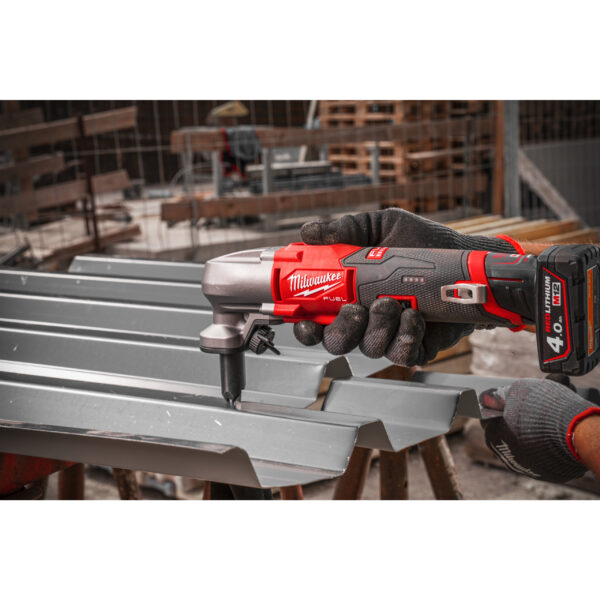 Milwaukee M12FNB16-402X Akku-Knabber – Bild 5