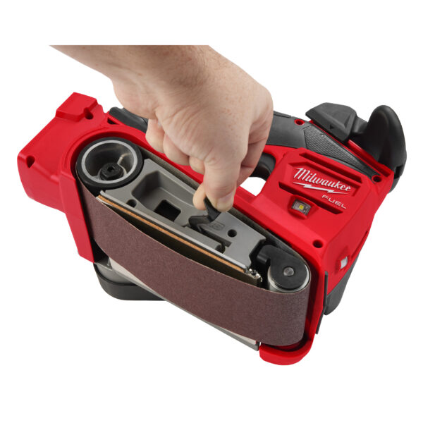 Milwaukee M18FBTS75-0 Akku-Bandschleifer – Bild 5