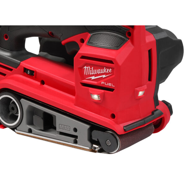 Milwaukee M18FBTS75-0 Akku-Bandschleifer – Bild 6