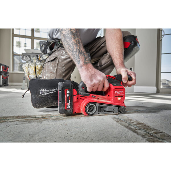 Milwaukee M18FBTS75-552X Akku-Bandschleifer – Bild 3