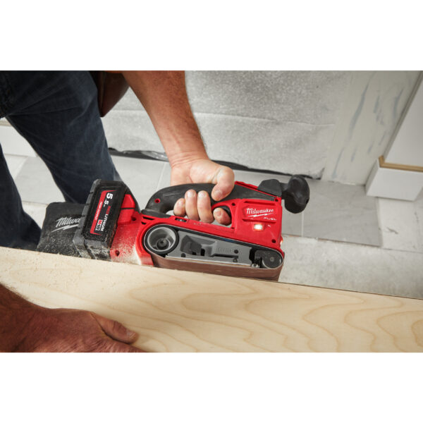 Milwaukee M18FBTS75-552X Akku-Bandschleifer – Bild 4