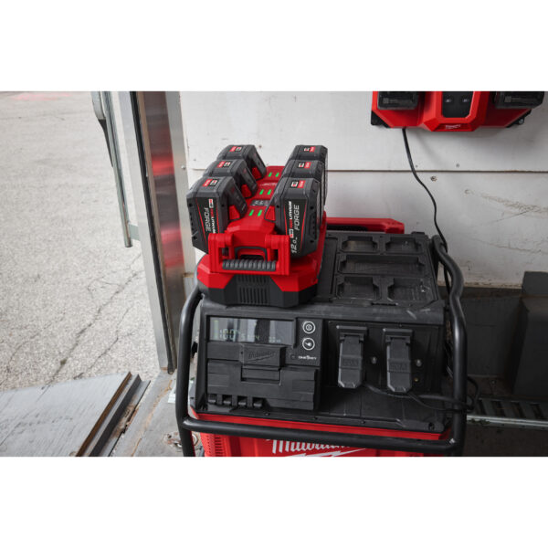 Milwaukee M18MPC6 PACKOUT Schnellladegerät – Bild 2
