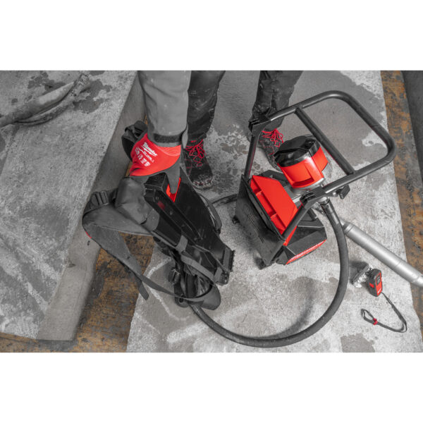 Milwaukee MXFCVBP-0 Akku-Rucksack-Betonverdich – Bild 8