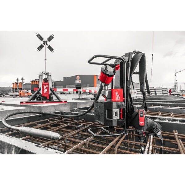 Milwaukee MXFCVBP-602 Rucksack-Betonverdichter – Bild 2